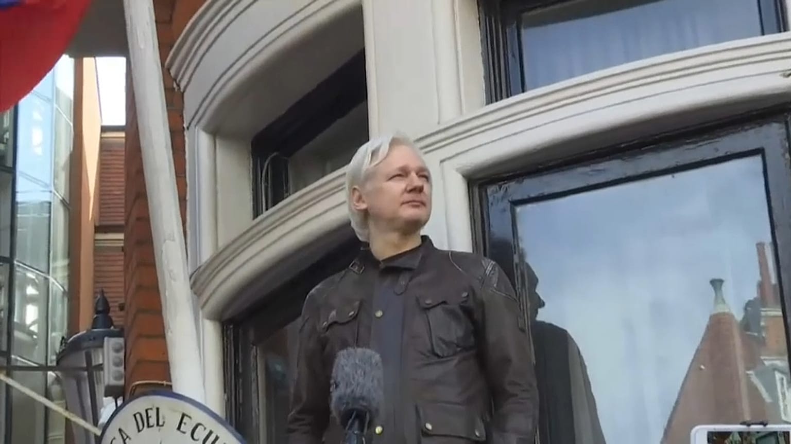 Ecuador órákon belül kiadja Assange-t a brit hatóságoknak