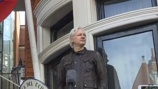 Ecuador órákon belül kiadja Assange-t a brit hatóságoknak