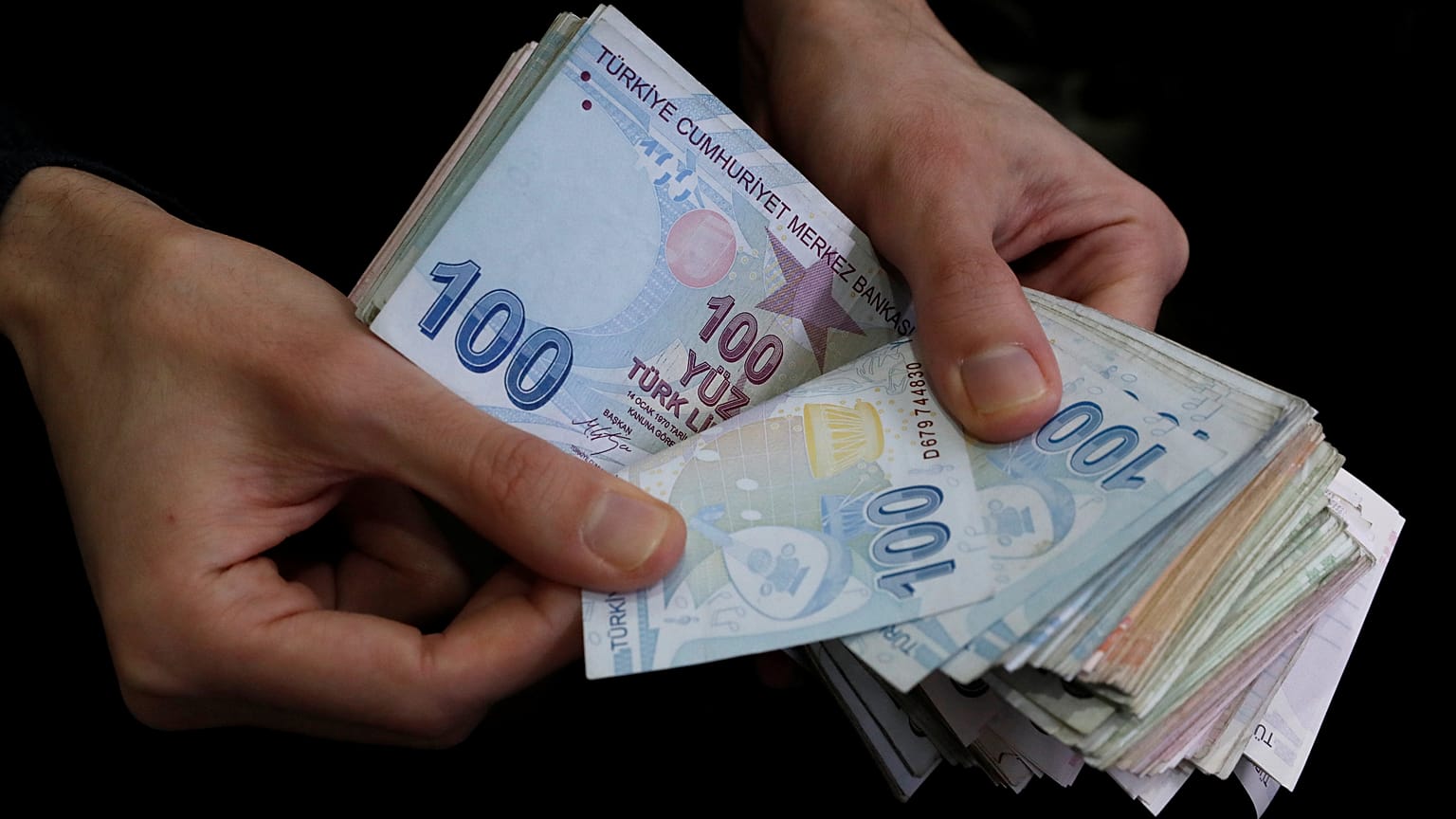 SWAP piyasasında sıkışan yabancı hisse senedi ve bono sattı, sıcak para akışı negatife döndü