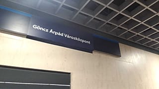 Göncz Árpád városközpont – átmatricázták a metrómegállót a Momentum aktivistái