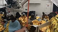 İtalya ve Malta  limanlarını kapattı: Kurtarılan 64 göçmen denizde kaldı