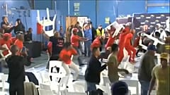 Güney Afrikalı parti üyelerinin kavgasında sandalyeler havada uçuştu