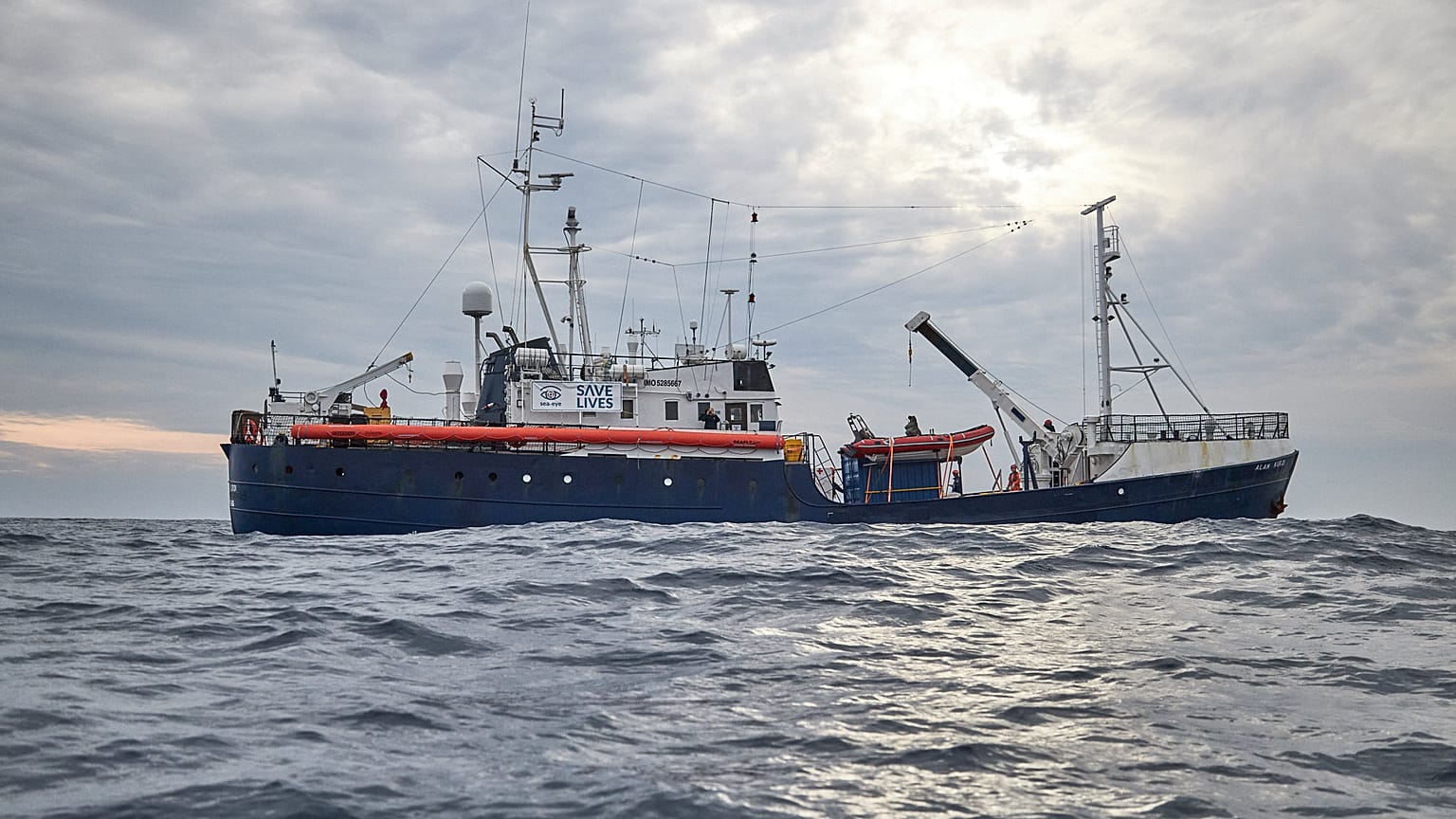 Sea Eye: la portavoce della ong tedesca "Abbiamo evacuato una donna". 