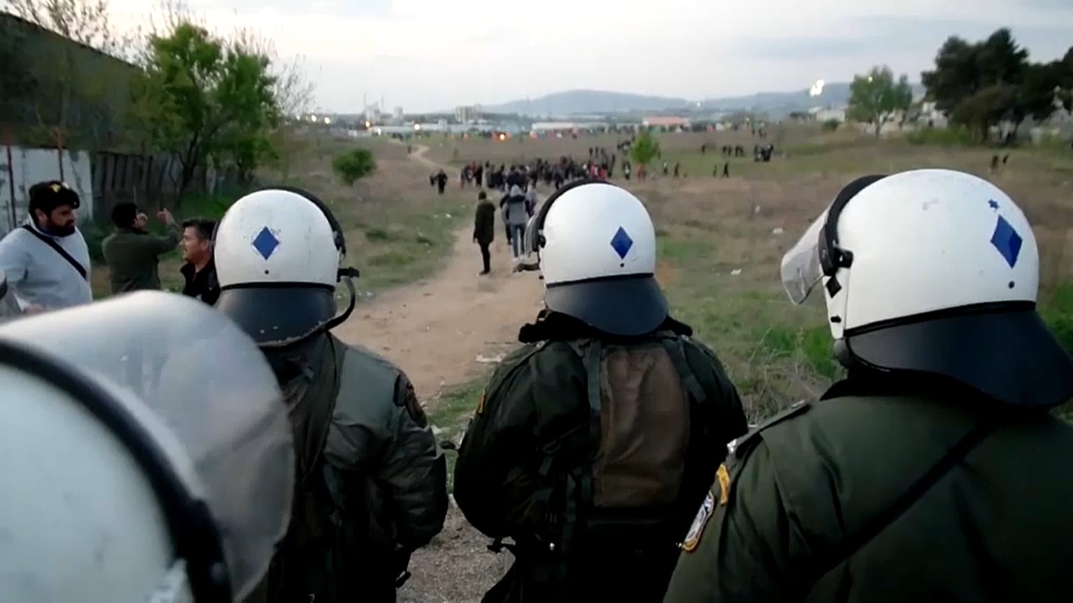 Nouveaux heurts entre policiers et migrants en Grèce 