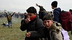 Greek police clash with refugees at the Macedonian border