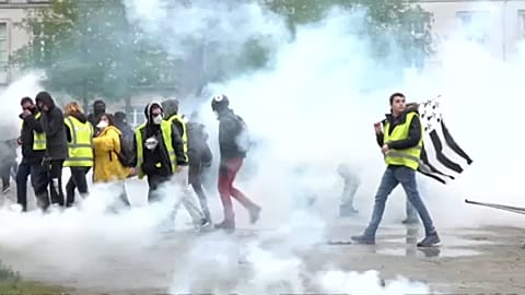 Protesters, police clash in Nantes on 21st round of 'yellow vest' demos