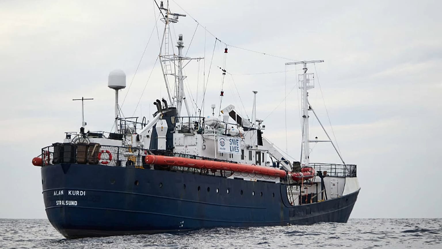 Navio humanitário Alan Kurdi à espera de ajuda