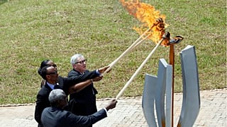 Presidente da Comissão Europeia ajuda a acender a chama da memória