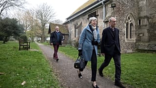 May spricht "zähneknirschend" mit Labour