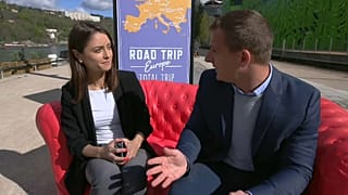 Anelise Borges e Cyril Fournier davanti alla sede di Euronews