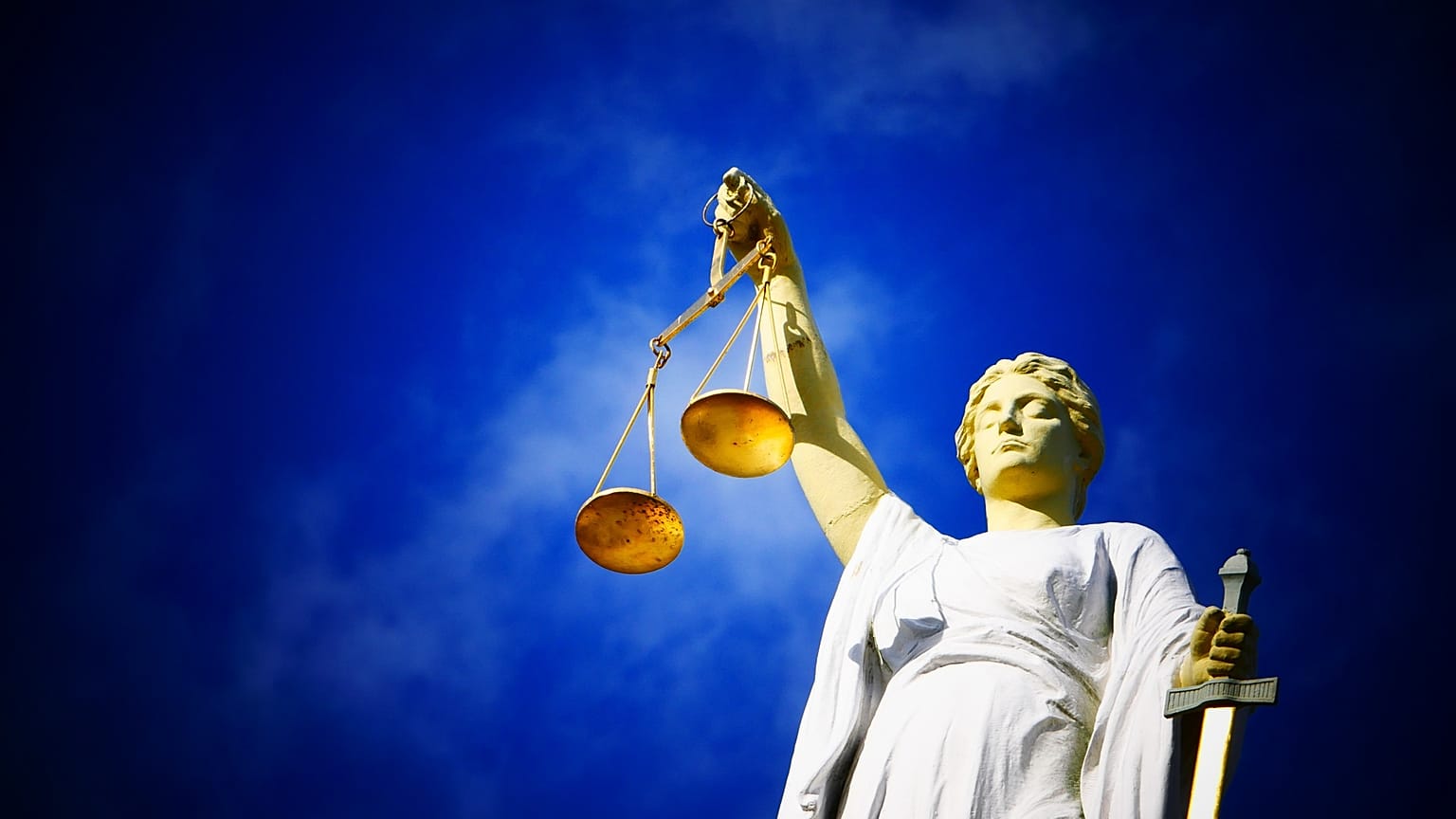 Ole (7) tot in der Badewanne: Pflegeoma (70) schweigt und muss in Haft