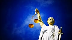 Ole (7) tot in der Badewanne: Pflegeoma (70) schweigt und muss in Haft