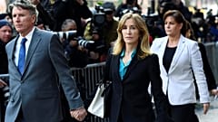 L'actrice américaine Felicity Huffman, accusée de pots-de-vin, plaide coupable
