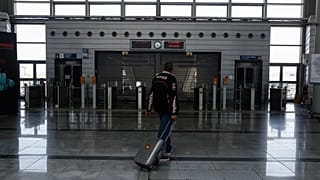 Η γερμανική αστυνομία μπλόκαρε 6,500 πρόσφυγες στα ελληνικά αεροδρόμια