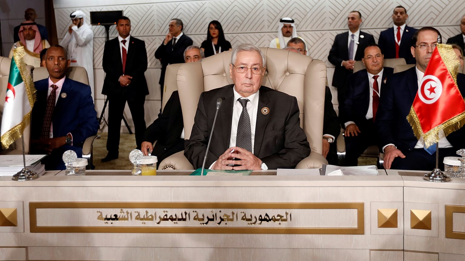 البرلمان الجزائري يعين بن صالح رئيسا مؤقتا والآلاف يتظاهرون احتجاجا على التعيين