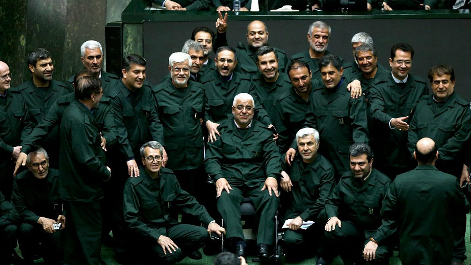 مجلس ایران لباس سپاه بر تن کرد 