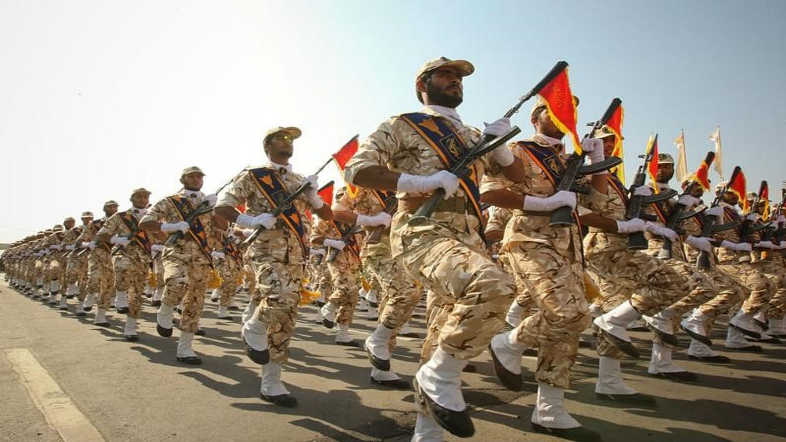 أفراد من الحرس الثوري الايراني خلال عرض عسكري في طهران 