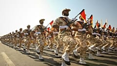 أفراد من الحرس الثوري الايراني خلال عرض عسكري في طهران 