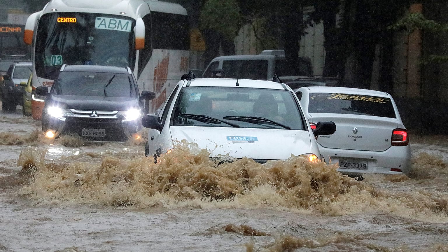 3 kat yağış düştü Rio de Janerio'daki sel felaketi 3 can aldı