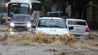 3 kat yağış düştü Rio de Janerio'daki sel felaketi 3 can aldı