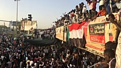 قتلى وجرحى في هجمات استهدفت اعتصاما أمام وزارة الدفاع في الخرطوم