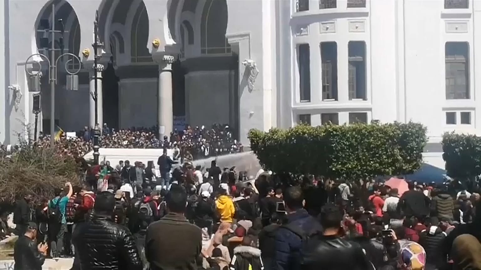 الجزائر: الشارع يقول لا لبن صالح والأمن يرد بخراطيم الماء وصفاراتٍ تصمّ الآذان