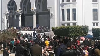 الجزائر: الشارع يقول لا لبن صالح والأمن يرد بخراطيم الماء وصفاراتٍ تصمّ الآذان