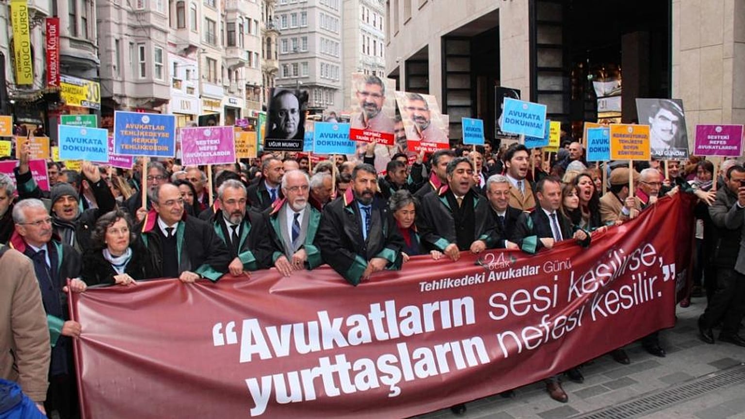 İnsan Hakları İzleme Örgütü: Tükiye'de avukatlar keyfi, sistematik ve toplu olarak cezalandırılıyor