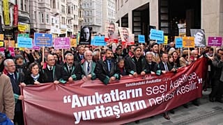 İnsan Hakları İzleme Örgütü: Tükiye'de avukatlar keyfi, sistematik ve toplu olarak cezalandırılıyor