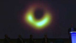 Schwarzes Loch: "Dem Biest ins Maul schauen"
