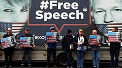 Supporters de Julian Assange devant l'ambassade d'Equateur à Londres