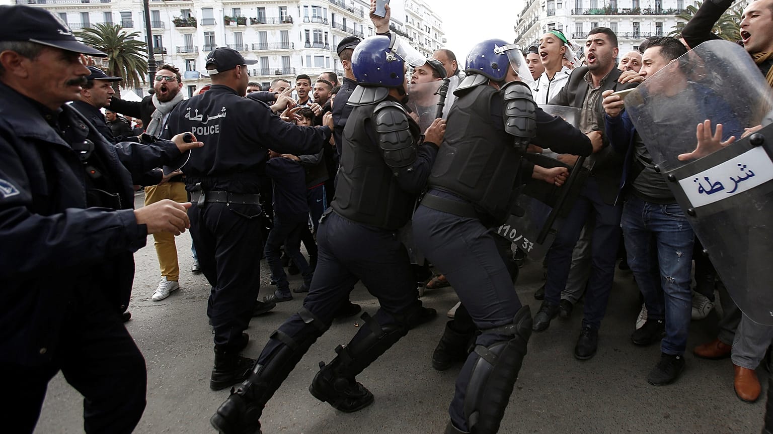 L'armée algérienne met en garde les manifestants toujours mobilisés 