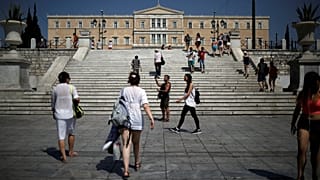 ΟΟΣΑ: «Η μεσαία τάξη μοιάζει με βάρκα σε επικίνδυνα νερά»