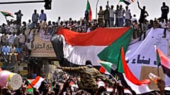 حکومت عمر البشیر سقوط کرد؛ اعلام مقرارت منع آمد و شد از سوی ارتش سودان