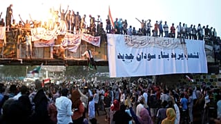 أنباء عن اعتقالات في صفوف الحزب الحاكم في السودان وحصار القصر الرئاسي