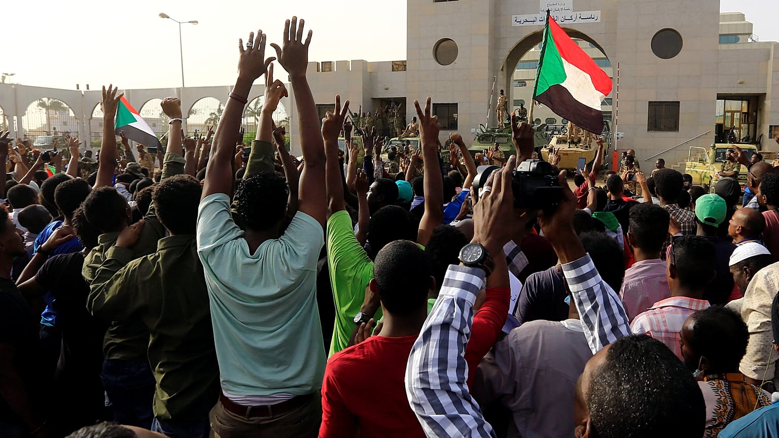 Sudaneses celebran la caída del presidente Al Bashir