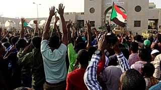 Sudaneses celebran la caída del presidente Al Bashir