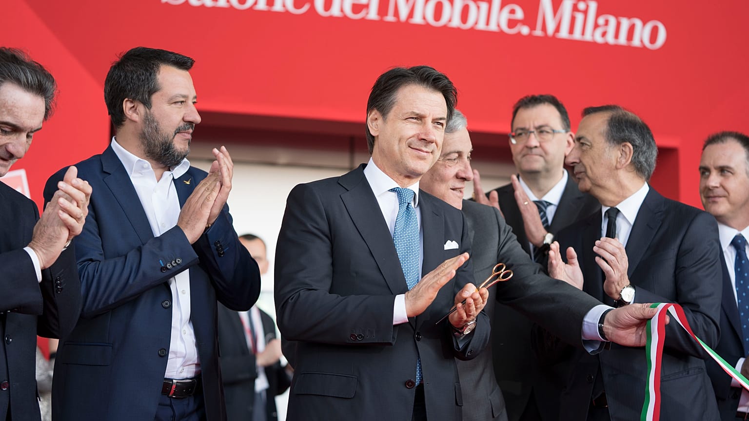 Salone del mobile, solo uomini al taglio del nastro: "Le donne fanno da arredamento"