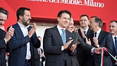 Salone del mobile, solo uomini al taglio del nastro: "Le donne fanno da arredamento"