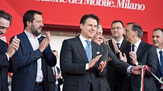 Salone del mobile, solo uomini al taglio del nastro: "Le donne fanno da arredamento"