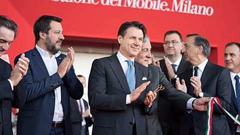 Salone del mobile, solo uomini al taglio del nastro: "Le donne fanno da arredamento"