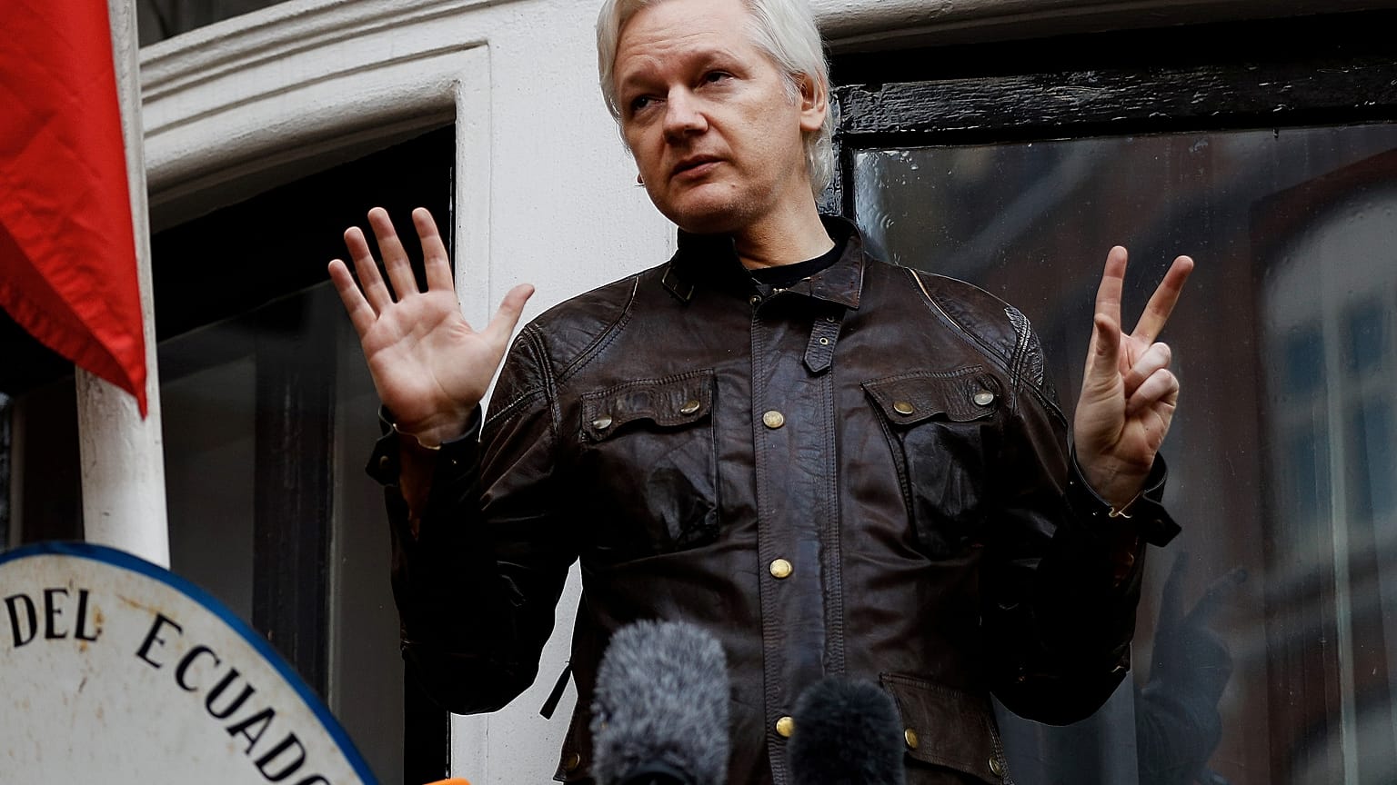 Assange detenido por la Policía británica