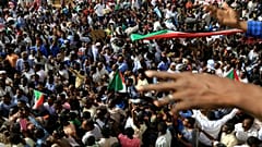 احتفالات عارمة في السودان ابتهاجاً بـ"تنحي" البشير وأنباء عن إطلاق سراح المعتقلين