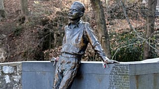 József Attila szobra a lillafüredi Palotaszálló függőkertjében
