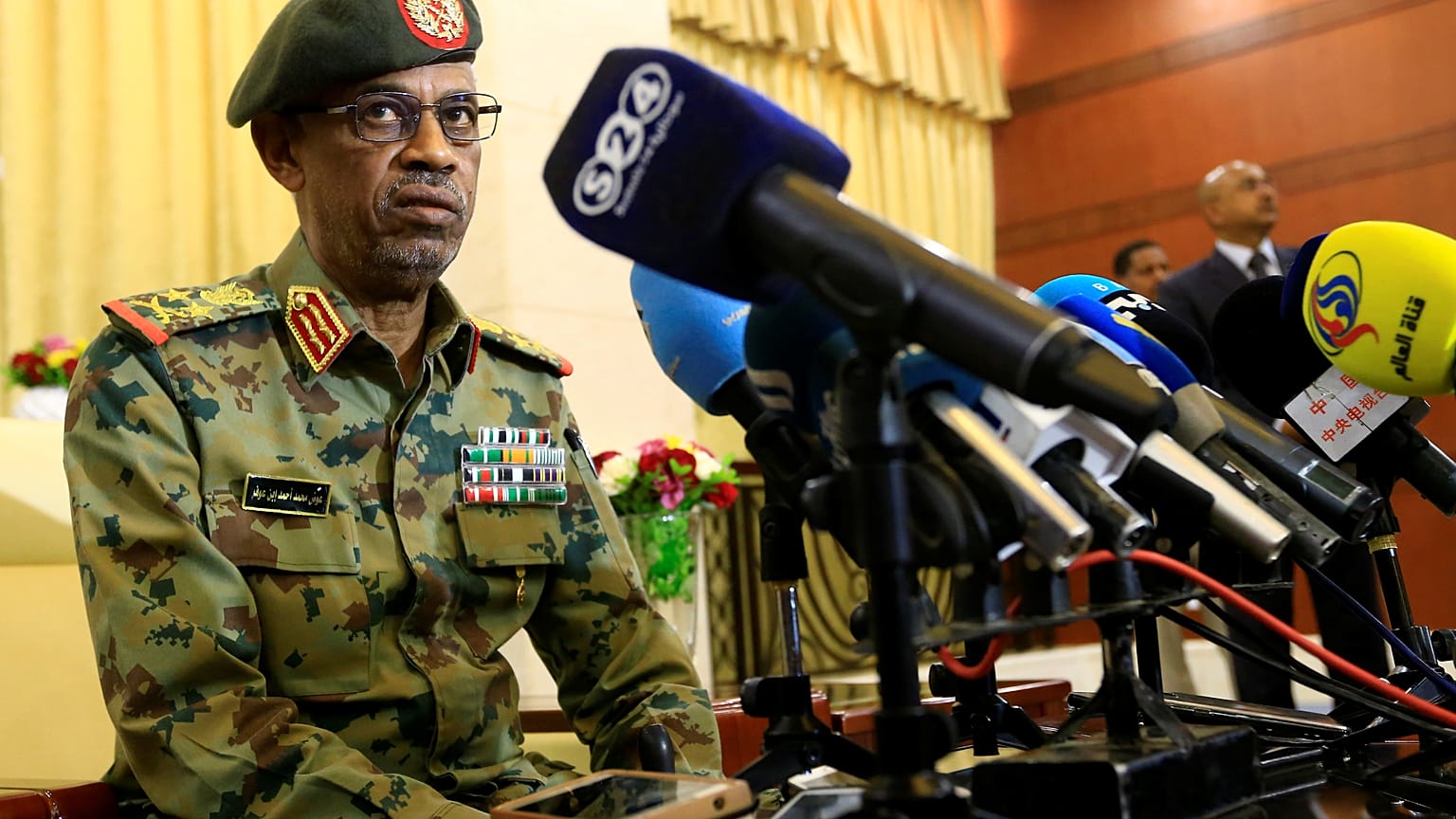 الفريق عوض بن عوف وزير الدفاع ورئيس المجلس العسكري الانتقالي في السودان