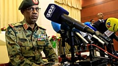 الفريق عوض بن عوف وزير الدفاع ورئيس المجلس العسكري الانتقالي في السودان