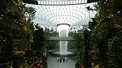 Gigantischer Wasserfall am Flughafen