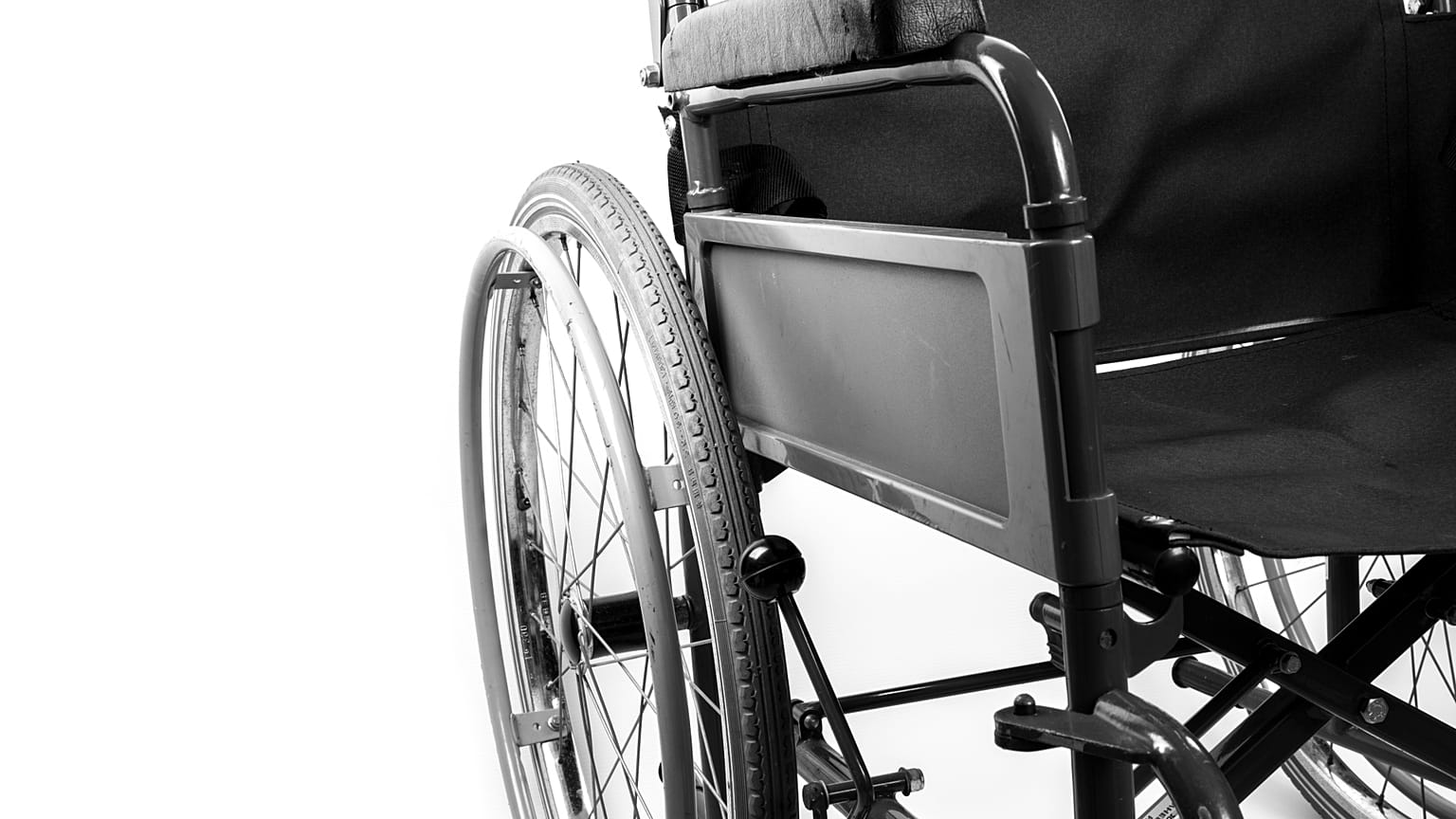 Torna da una vacanza in Togo sulle sue gambe, arrestato falso invalido