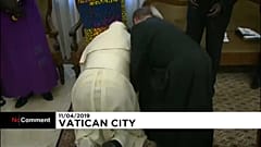 Lábat csókolt a pápa a békéért