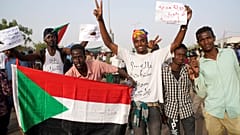 لم يرضَ المتظاهرون بعزل البشير ويطالبون بدولة مدنية 